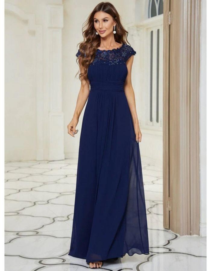 Vestido Azul Marinho Longo Decote em O Off Mangas