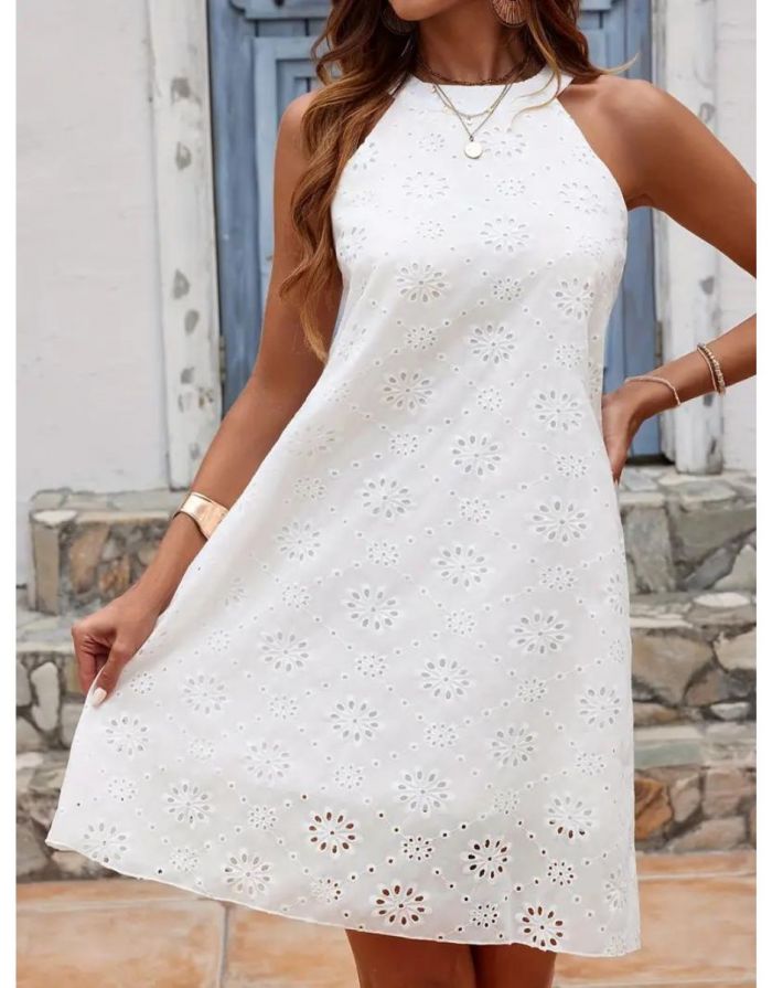 Vestido Branco De Crochê Com Detalhes Em Ilhós