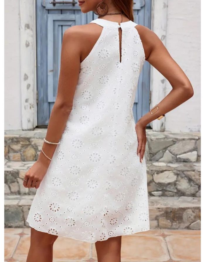 Vestido Branco De Crochê Com Detalhes Em Ilhós