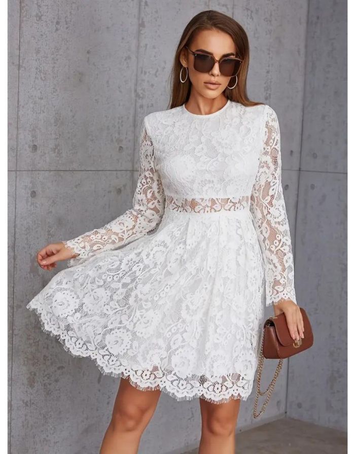 Vestido Branco de Renda Manga Longa Cintura Ajustada