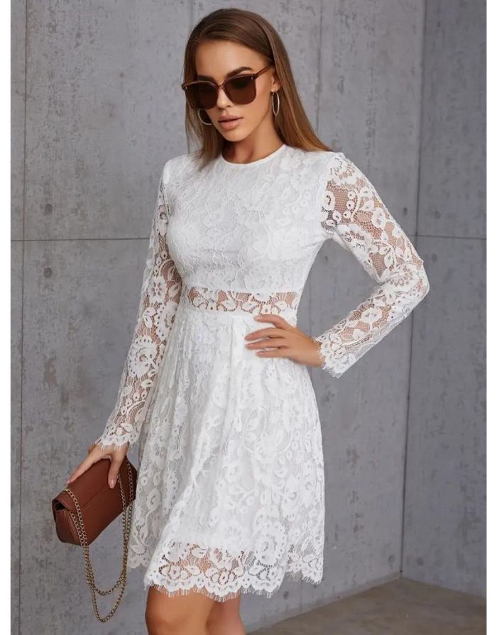 Vestido Branco de Renda Manga Longa Cintura Ajustada