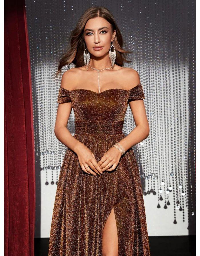 Vestido Marrom Claro Longo De Glitter Fora Do Ombro