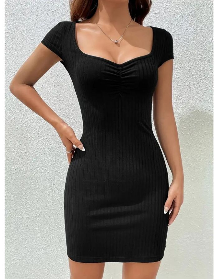 Vestido Preto Com Decote Coração Franzido