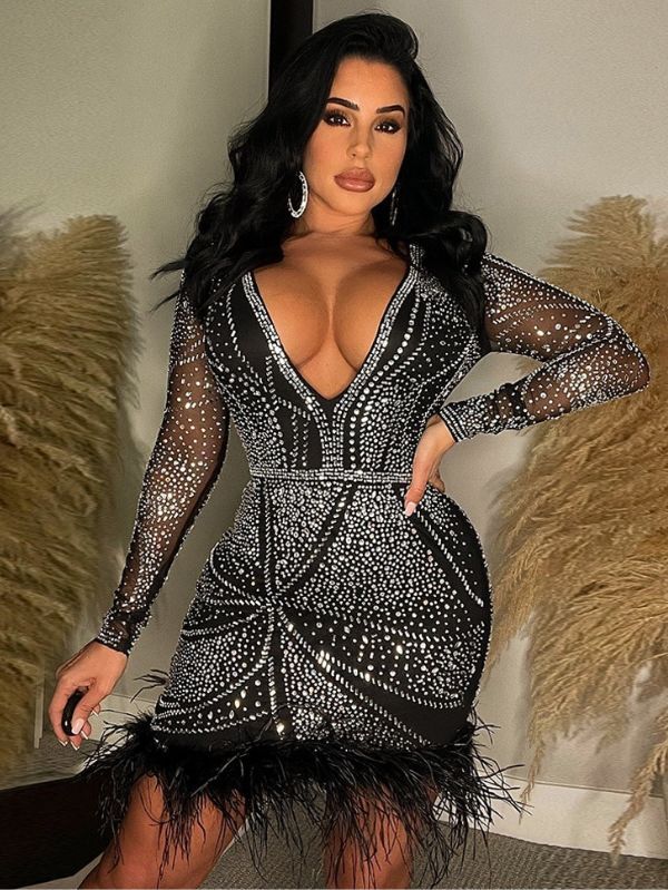 Vestido Preto Decote em V Barra de Plumas Diamante