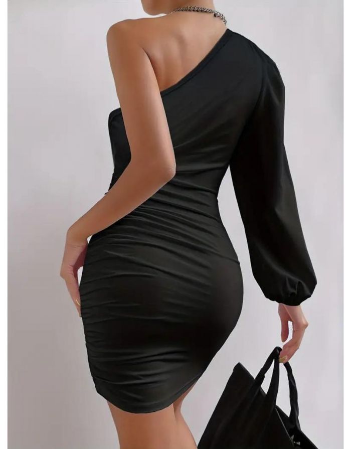 Vestido Preto Drapeado um Ombro Manga Longa