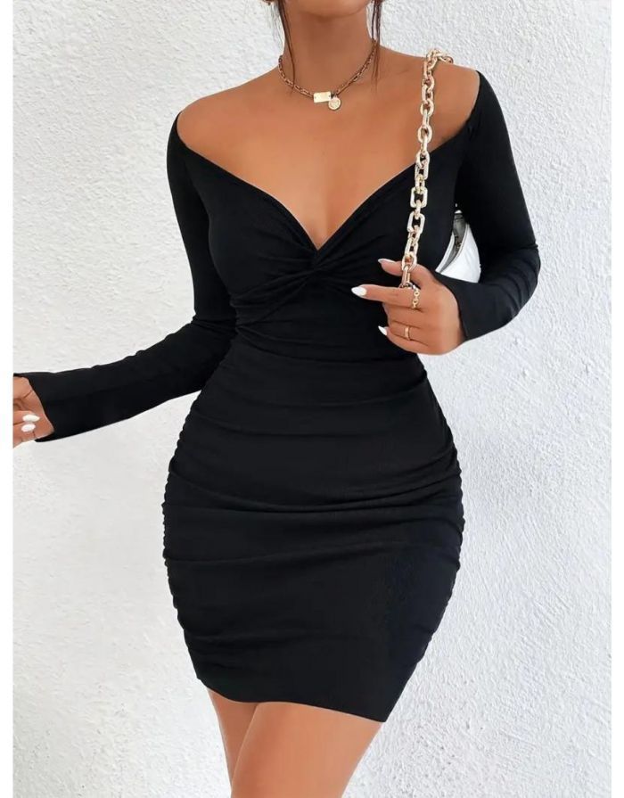 Vestido Preto Justo Com Decote Em V Torcido