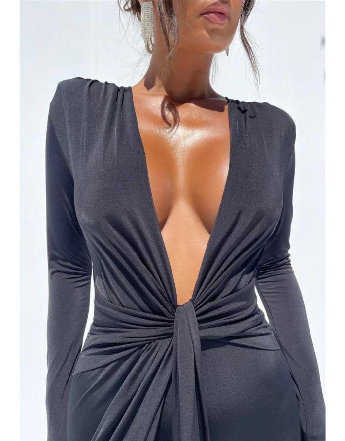 Vestido Preto Longo Manga Longa Decote em V Profundo