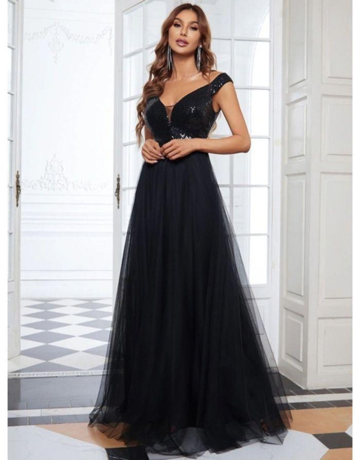 Vestido Preto Longo Paête em Decote em V