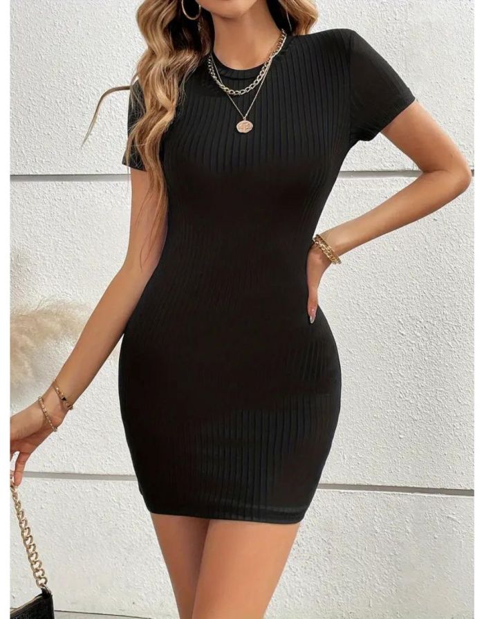 Vestido Preto Manga Curta Decote Redondo