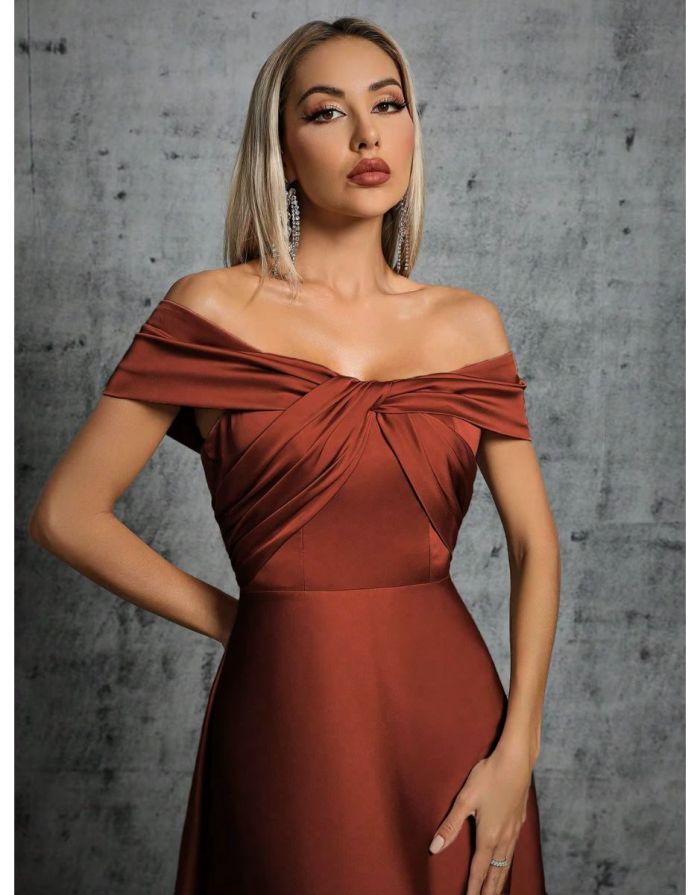 Vestido Terracota Longo De Cetim Plissado Gola De Linha