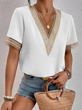 Blusa com Decote V e Toque de Renda