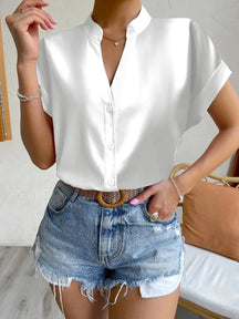 Camisa Feminina Manga Curta com Botões e Decote em V
