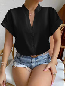 Camisa Feminina Manga Curta com Botões e Decote em V