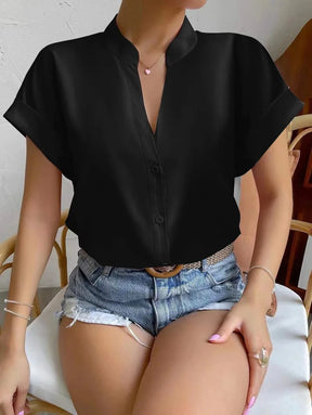 Camisa Feminina Manga Curta com Botões e Decote em V