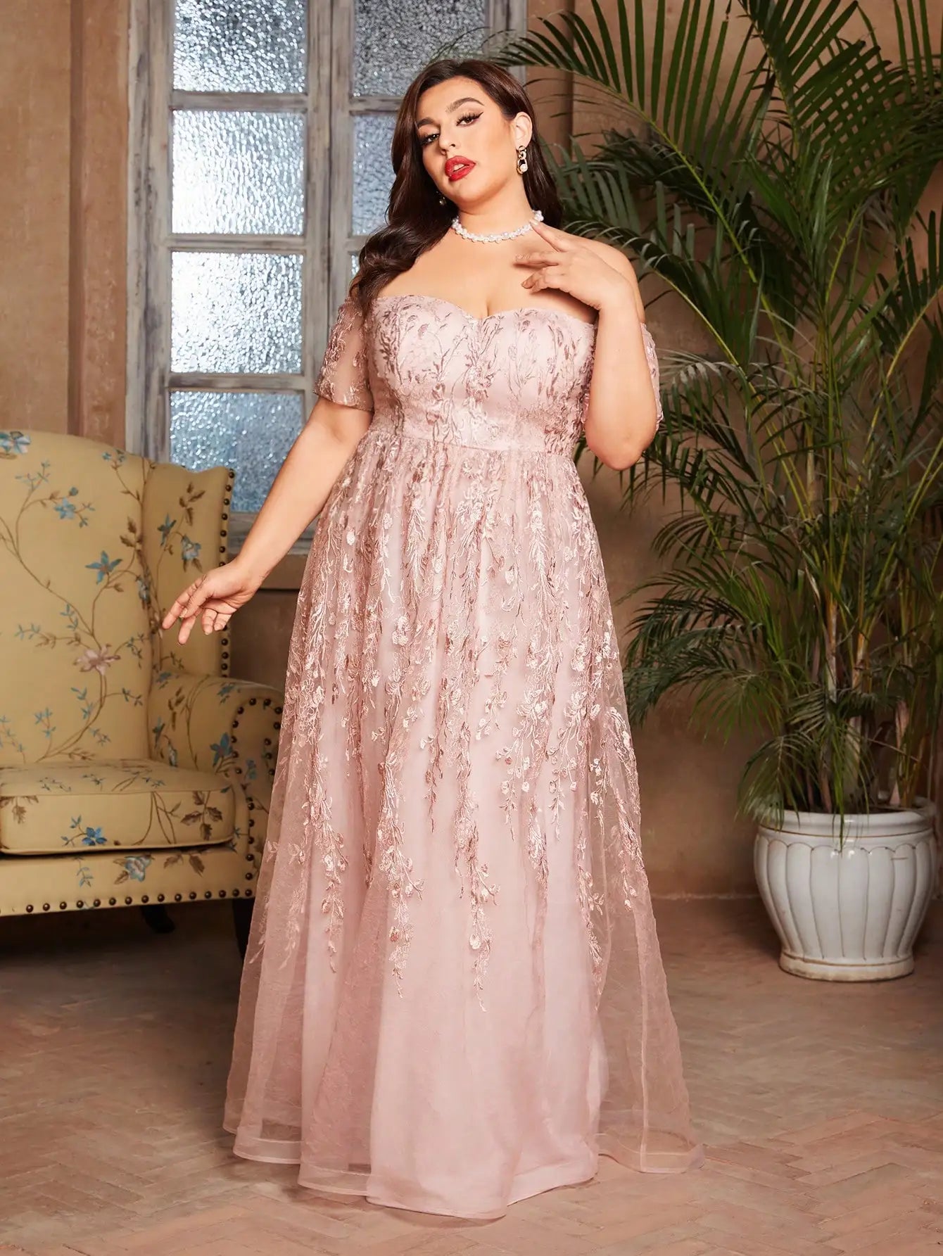 Vestido Rosa Longo Plus Size Manga Curta Romântico Bordado Renda