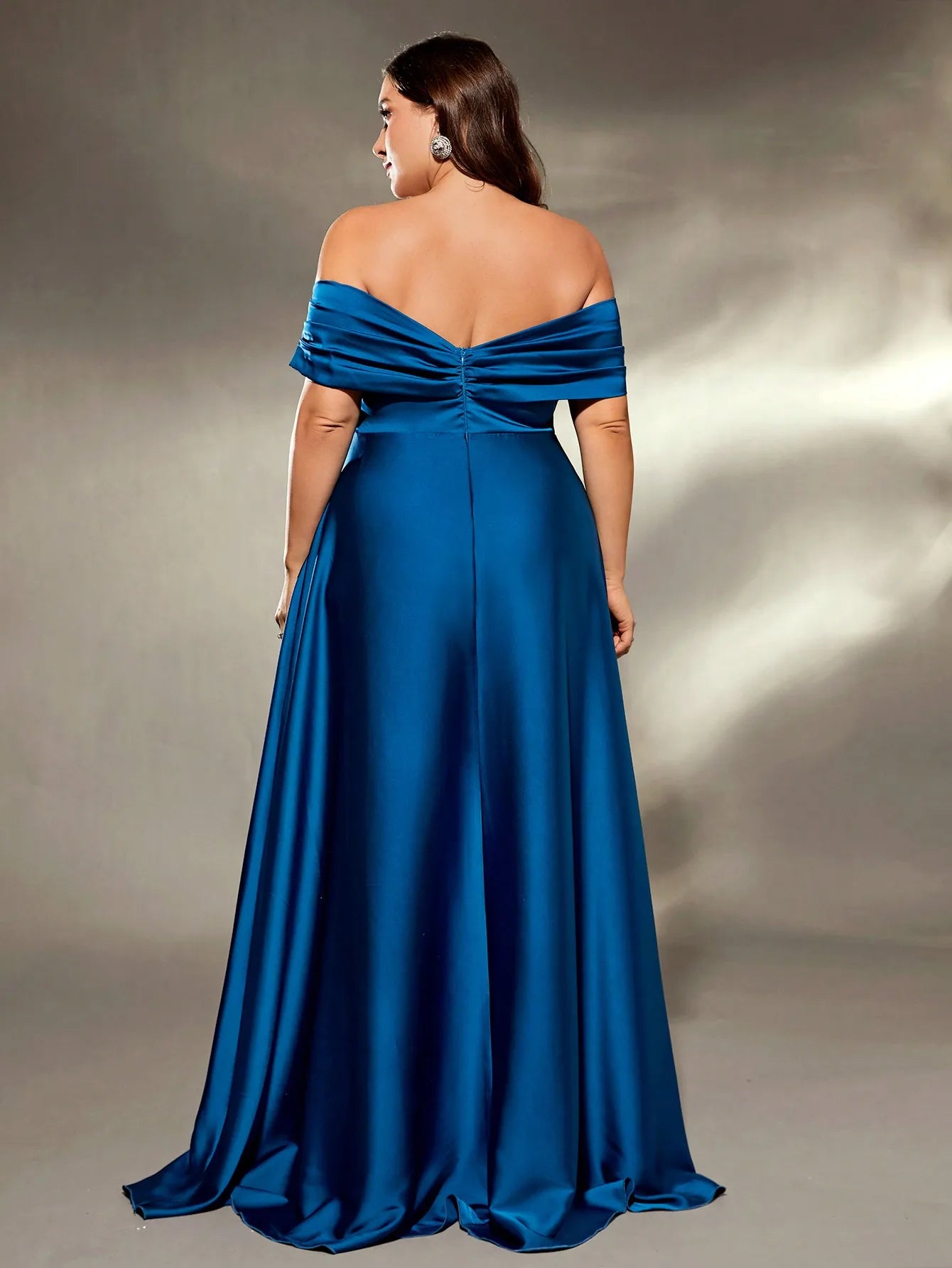 Vestido Azul Longo Plus Size Ombro a Ombro Cetim