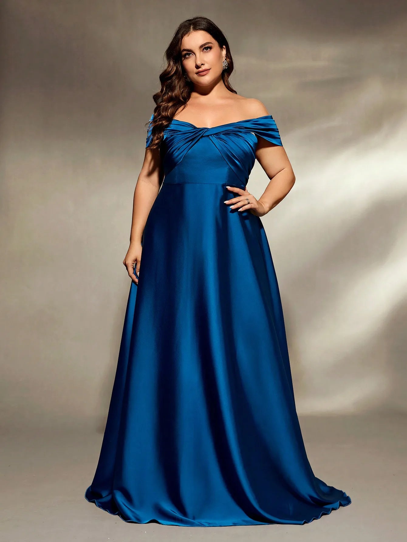 Vestido Azul Longo Plus Size Ombro a Ombro Cetim