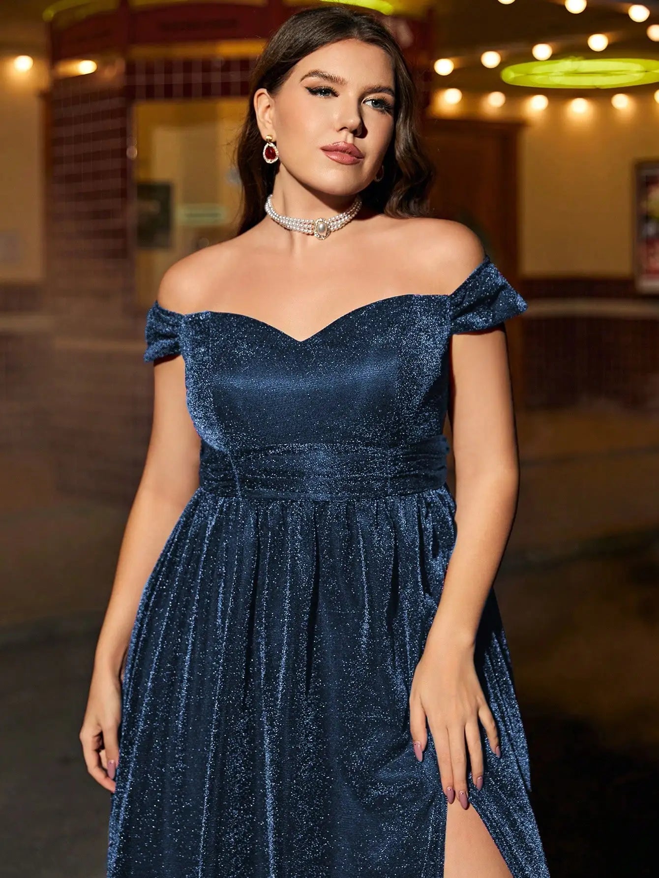 Vestido Longo Plus Size Manga Curta Linha Pescoço Alta Fenda