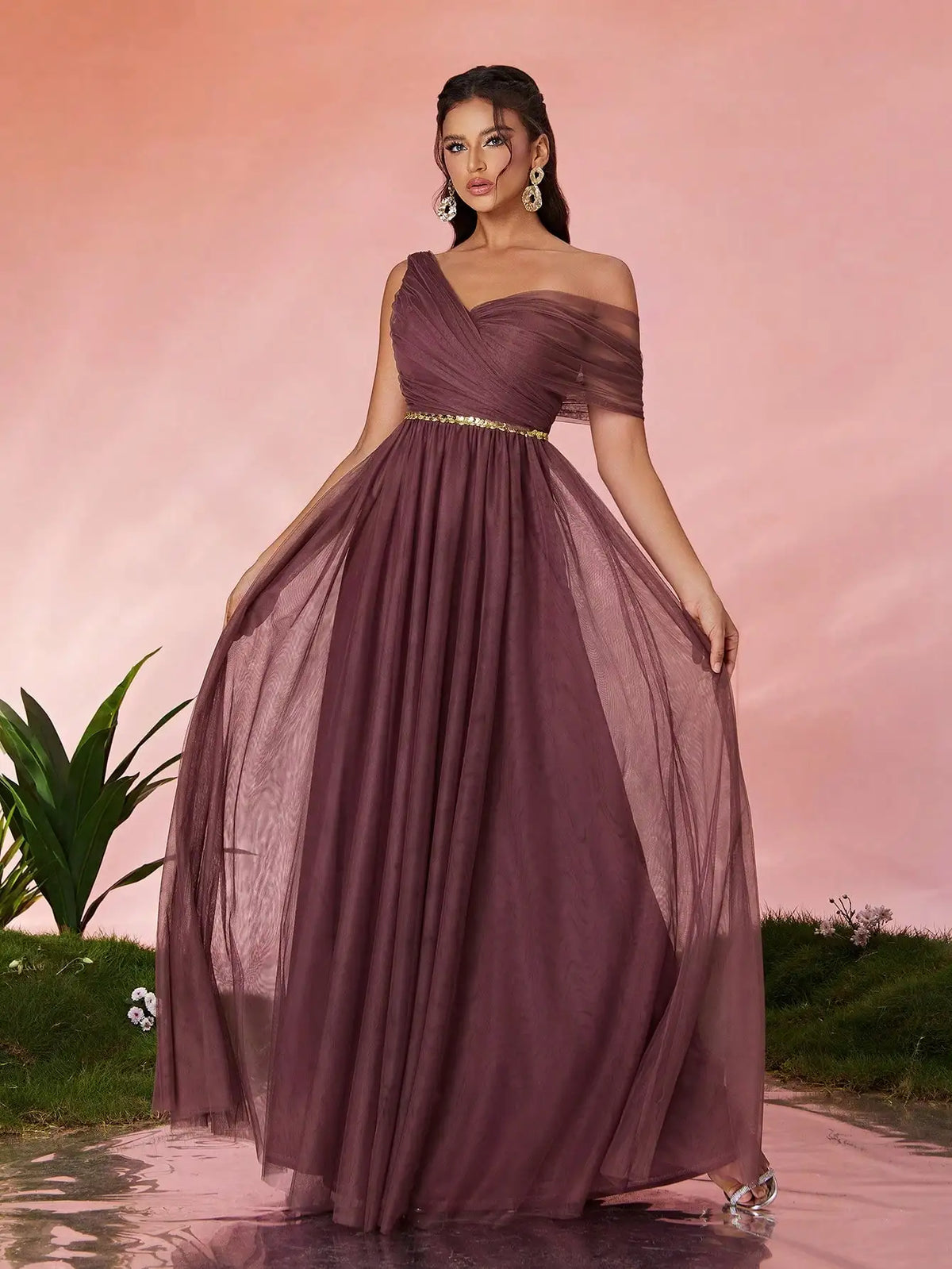 Vestido Marrom Longo Cinto de Lantejoulas Um Ombro Flangeado