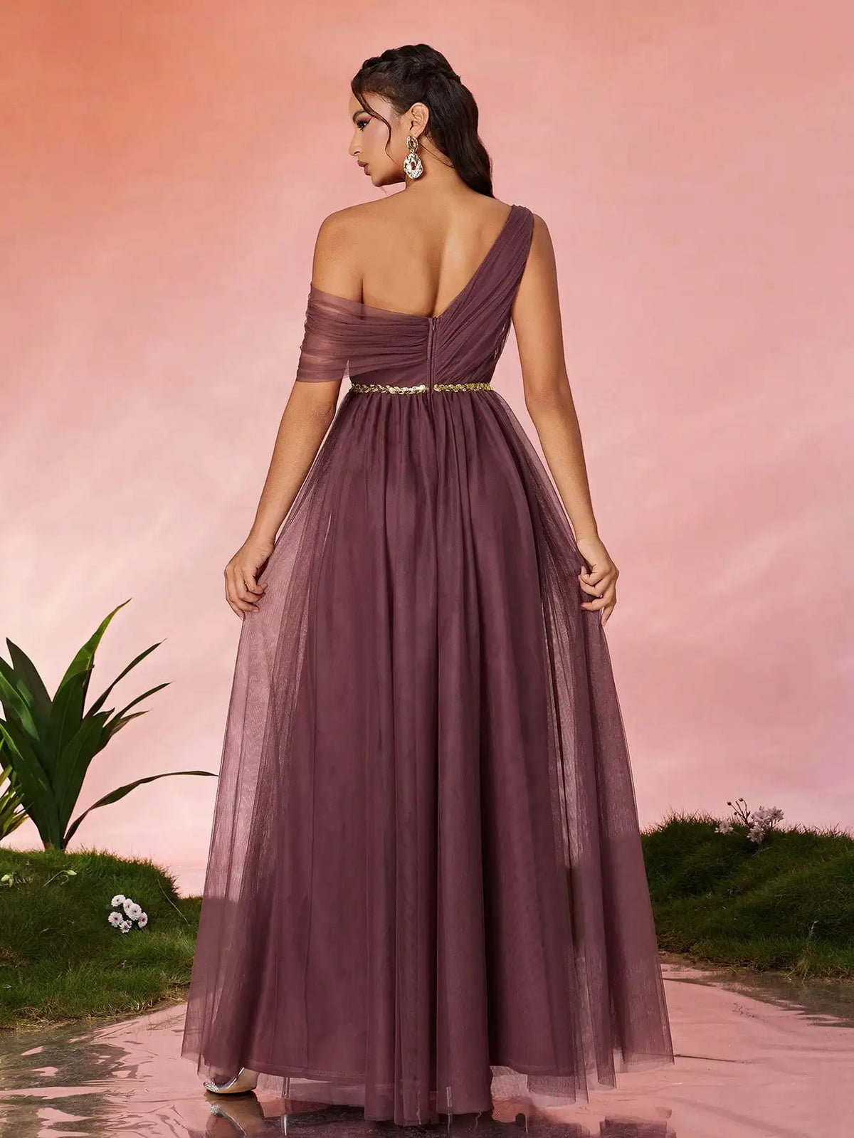 Vestido Marrom Longo Cinto de Lantejoulas Um Ombro Flangeado
