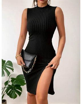 Vestido Preto de Gola Alta com Textura Fenda